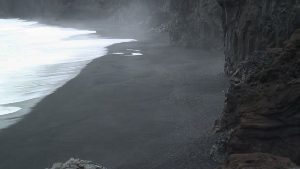 Les falaises et le sable volcanique — Video