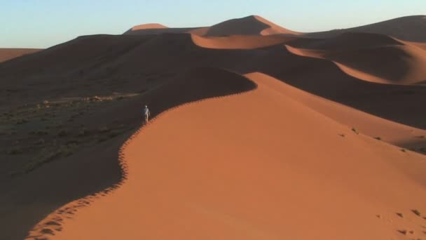 Турист на песчаных дюнах — стоковое видео
