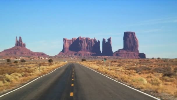 Monumento camino valle — Vídeo de stock