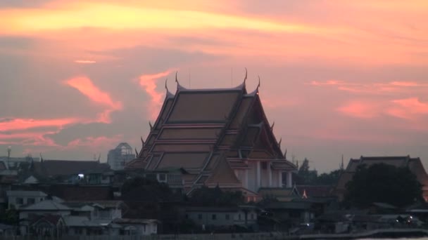 Boot op de Chao Praya rivier — Stockvideo