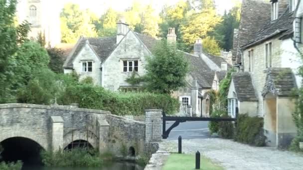 Riverside domy w Anglii — Wideo stockowe