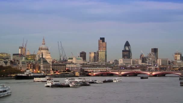 Skyline von Themse und London — Stockvideo