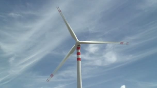 Turbina eólica en Italia — Vídeo de stock