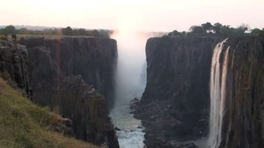 Victoria Şelaleleri ve akan Zambezi Nehri