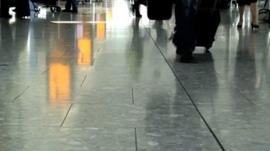 Heathrow Havaalanı'nda yolcu