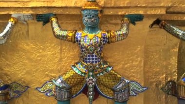 Yaksha destekleyen altın chedi