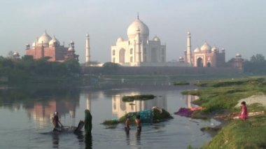 Saris yıkama kadınlar