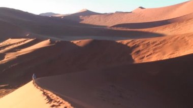 Turistik bir kum tepeleri üzerinde