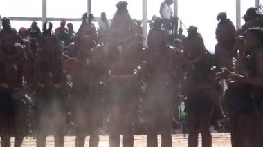 Kızlar dans Himba kabilesinin