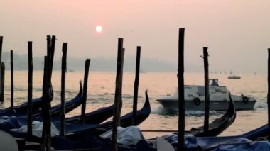 Piazza San Marco üzerinden gondol
