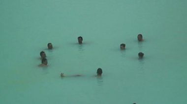 İnsanlar Kaplıcalar içinde banyo