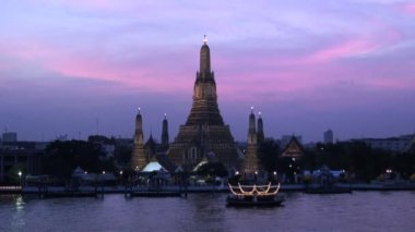 WAT Arun Tapınağı gün batımında