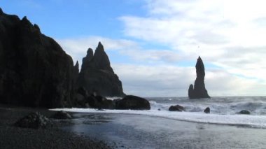 Siyah volkanik kaya yığınları