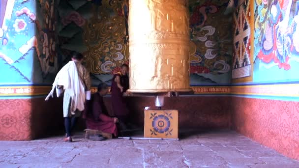 Roue de prière Le bouddhisme tourne la roue — Video