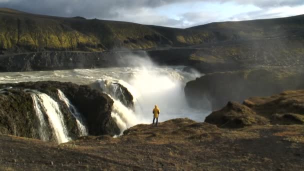 Dynkur waterfall nr Hrauneyjar — Stock Video