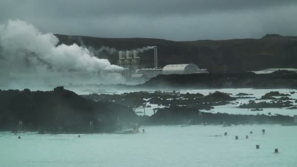 Mensen zwemmen in de Blue Lagoon — Stockvideo