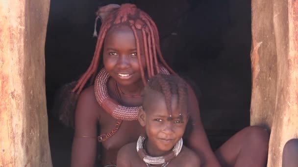 Mutter mit Kind vom Stamm der Himba — Stockvideo
