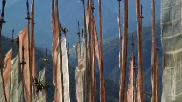 Drapeaux de prière sur une colline — Video