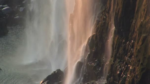 Victoria Falls a tekoucí řeky Zambezi — Stock video