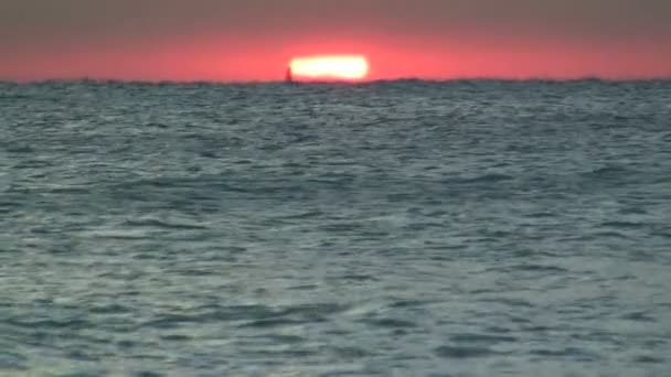 Coucher de soleil sur la mer — Video