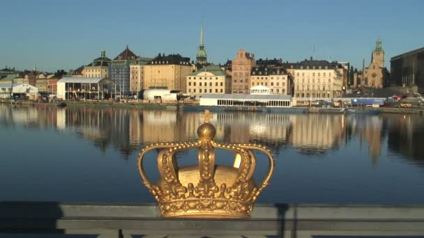 Corona reale sul ponte Skeppsholmen — Video Stock