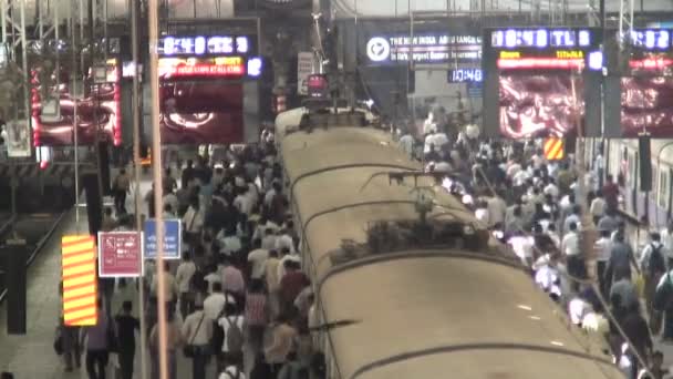 Pendelaars in Mumbai — Stockvideo