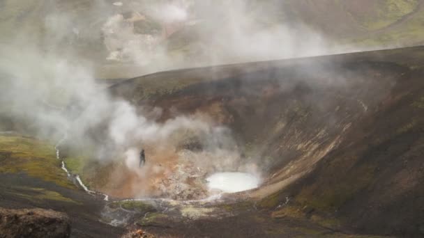 Vapore caldo che sale dalle bocchette attive — Video Stock