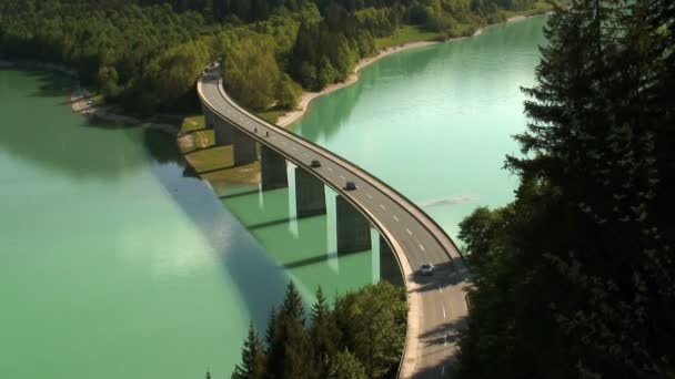 Brug over de Sylvenstein Lake — Stockvideo