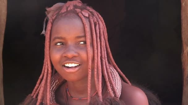 Frau vom Stamm der Himba — Stockvideo