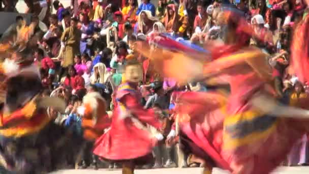 Танцевальный фестиваль Trashichhoe Dzong монастырь — стоковое видео