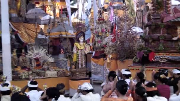 Människor på templet i Bali — Stockvideo