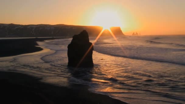 Sonnenuntergang über dem Felsen — Stockvideo