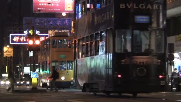 Tramvaylar geceleri yoğun bir cadde üzerinde — Stok video