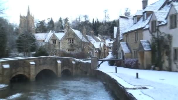 Casas ribeirinhas no Snow Castle Coombe — Vídeo de Stock