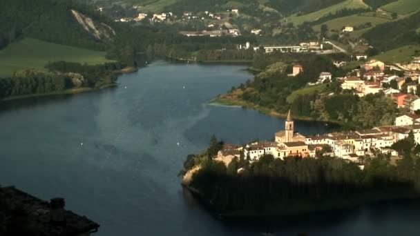 Blick über den See auf das kleine Dorf — Stockvideo