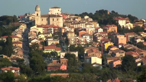 The hill town of Sirolo — Stock Video