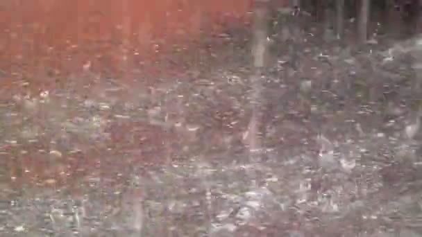Автомобиль проезжает во время тропического дождя — стоковое видео