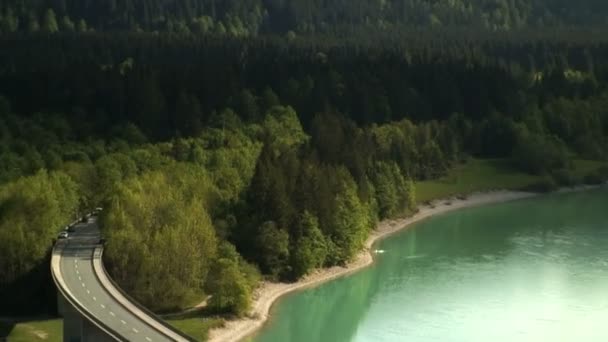 Bro över Sylvenstein Lake — Stockvideo