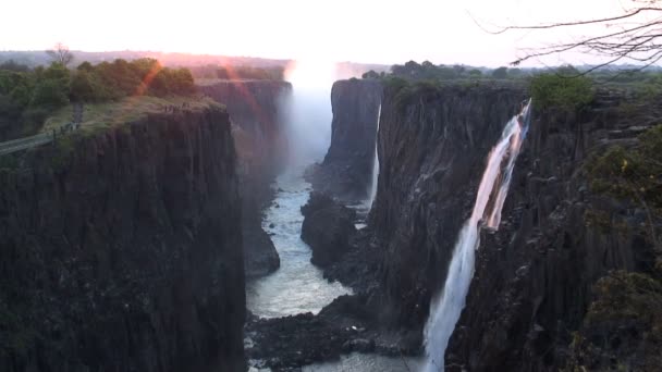 Victoria Falls a tekoucí řeky Zambezi — Stock video