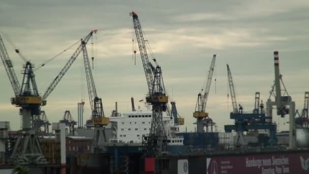 Контейнерное судно в Гамбурге — стоковое видео