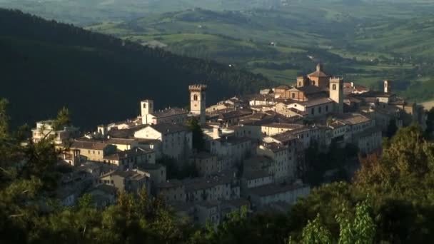 The town of Arcevia in the Rural countryside — Stock Video