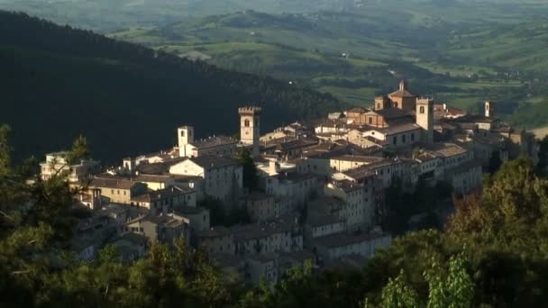 La città di Arcevia nella campagna rurale — Video Stock