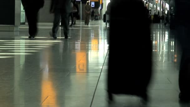 Pasajeros en el aeropuerto de Heathrow — Vídeo de stock