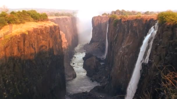 Victoria Falls a tekoucí řeky Zambezi — Stock video