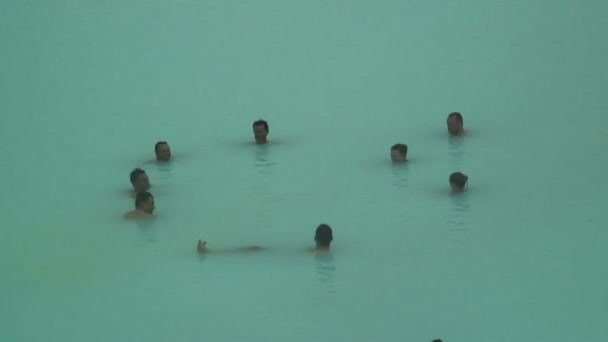 Personas bañándose en las aguas termales — Vídeo de stock