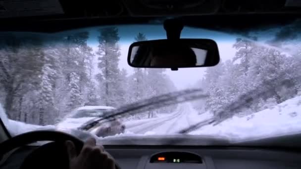 Auto fährt durch Schnee Winter USA — Stockvideo