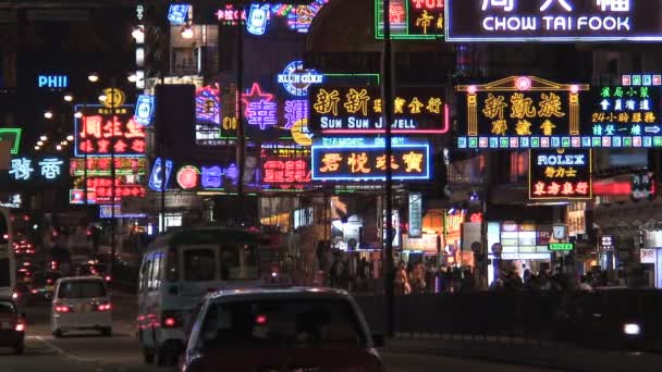Neonová světla zaneprázdněn Nathan Road — Stock video
