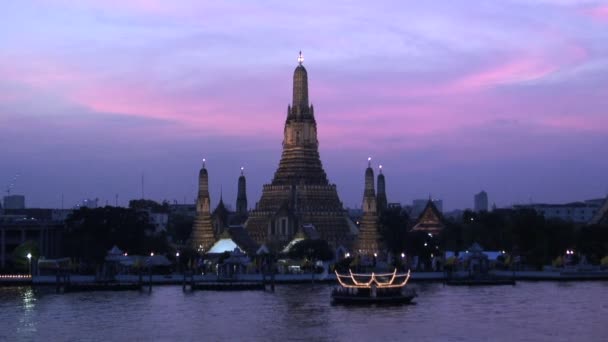 Wat Arun świątyni na zachodzie słońca — Wideo stockowe