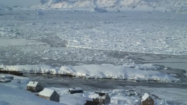 Tempête de neige dans le village d'hiver — Video