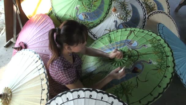 Vrouw maken van parasols — Stockvideo